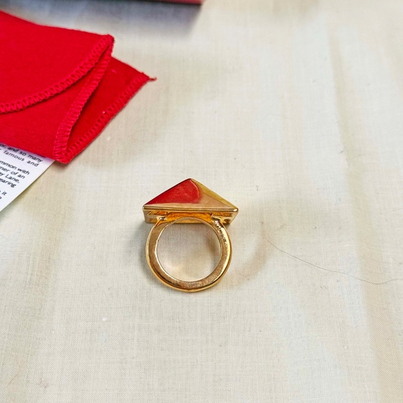 RING, KENNETH JAY LANE, GOLD TONE TRIANGLE, SIZE 8, SQUARE 1 INCH EA. SIDE, - Picture 3 of 10